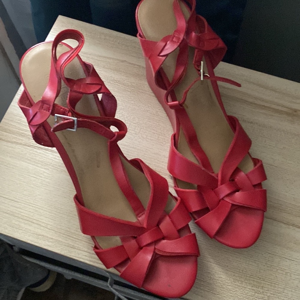 Red wedge
